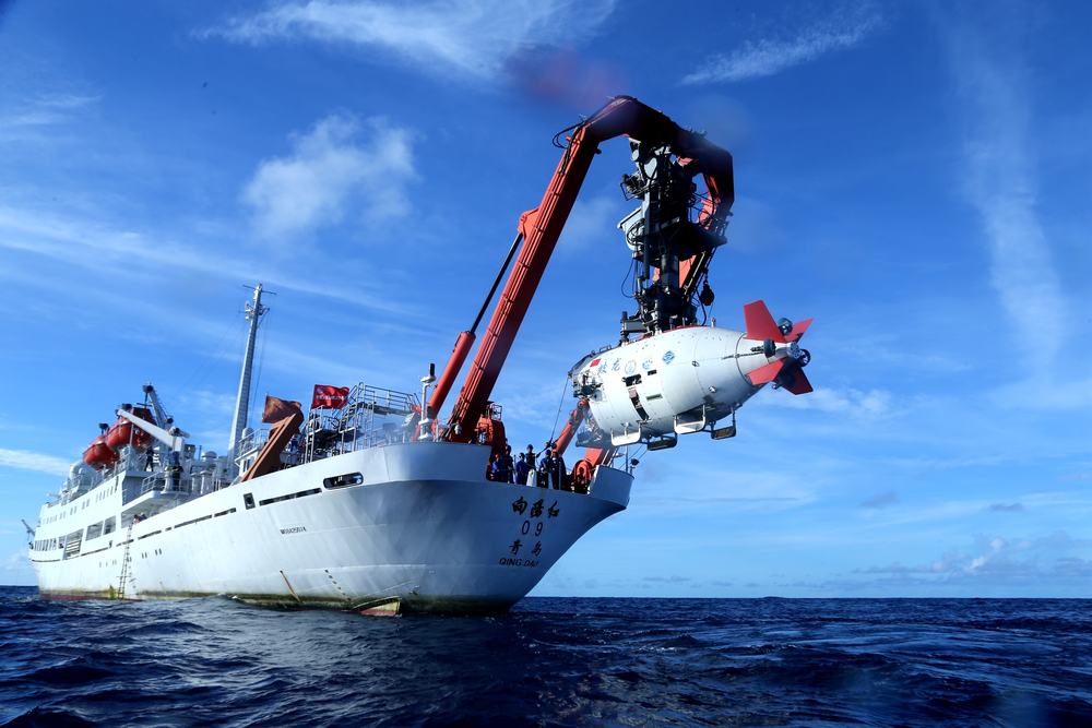在西太平洋海域，“蛟龙”号载人潜水器离开“向阳红09”科学考察船准备进入水中，进行中国大洋38航次最后一潜（2017年6月13日摄）。新华社记者  刘诗平 摄